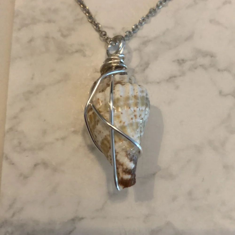 Handmade nwt silver wire wrapped shell necklace